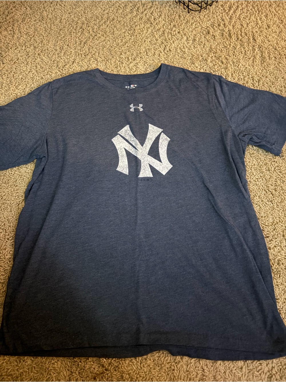 Under Armour Men’s Navy Blue NY Yankees Logo Short Sleeve Tee